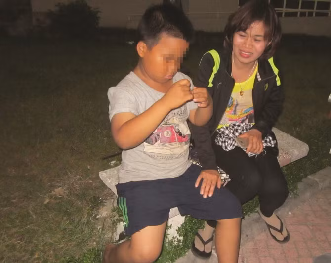 Nghi van me ke, bo de xich con 9 tuoi, danh dap?