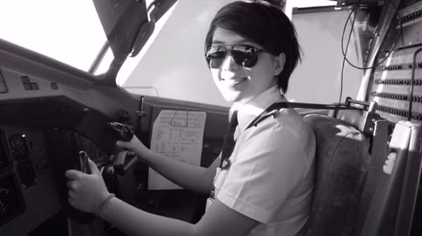 Nữ cơ phó Nguyễn Kim Châu sinh năm 1989, là người trẻ nhất trong khoảng 1.000 phi công của Vietnam Airlines (Tổng công ty Hàng không Việt Nam). Châu sinh ra trong một gia đình không liên quan đến ngành hàng không, nhà có ba chị em gái. Cô cao 1m65. Cân nặng 55 kg, sở hữu một khuôn mặt tươi tắn, ưa nhìn, vóc dáng cao ráo khỏe mạnh, trông rất nhanh nhẹn. Nói về cơ duyên đến với nghề phi công, Châu cho biết đã bỏ ngang kế hoạch đi du học sau khi đọc qua một mẩu tin Vietnam Airlines tuyển phi công.