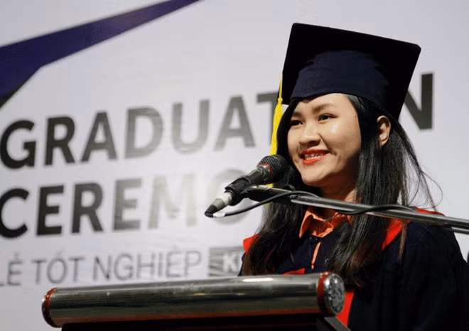 Nữ thủ khoa mồ côi xinh xắn và bài phát biểu xúc động Nu thu khoa mo coi xinh xan va bai phat bieu xuc dong