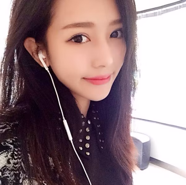 Những bức ảnh chụp selfie của Vy Ngọc từng được các diễn đàn mạng chia sẻ rộng rãi. Học tập ở nước ngoài, nhưng nữ sinh luôn yêu thích những giá trị truyền thống. Cô mong muốn vẻ đẹp của Việt Nam sẽ được thế giới biết đến rộng rãi hơn.