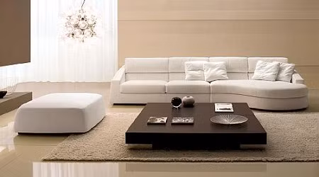 5. Đặt chân bàn ghế lên thảm. Việc đặt chân bàn và ít nhất là chân trước của ghế ngồi ở phòng khách lên trên một tấm thảm sẽ giúp mọi người có thể ngồi gần nhau hơn, mang đến không khí thân tình, ấm cúng cho gia đình gia chủ cũng như giữa gia chủ với khách. Cách này cũng giúp không gian phòng khách sang trọng hơn.