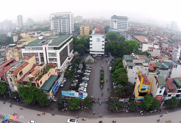 Đại học Xây dựng trên đường Giải Phóng. Trường được thành lập vào năm 1966, trước đó trường chỉ là một khoa (1956-1966) của đại học Bách khoa Hà Nội. Đây là cơ sở đào tạo và bồi dưỡng nguồn nhân lực có trình độ trong lĩnh vực xây dựng.