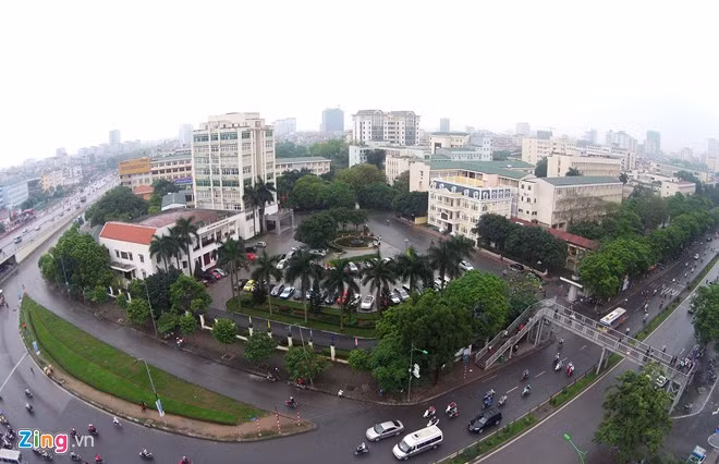 Nằm ở ngã tư Phạm Hùng - Xuân Thủy (quận Cầu Giấy), Đại học Quốc gia Hà Nội có một vị trí lý tưởng so với nhiều trường khác. Tiền thân của trường là viện đại học Đông Dương do Pháp thành lập vào năm 1906 có địa điểm ở số 19 phố Lê Thánh Tông. Năm 1956 trường đổi tên thành đại học Tổng hợp Hà Nội và đến năm 1993 chuyển sang mô hình ĐH Quốc gia.