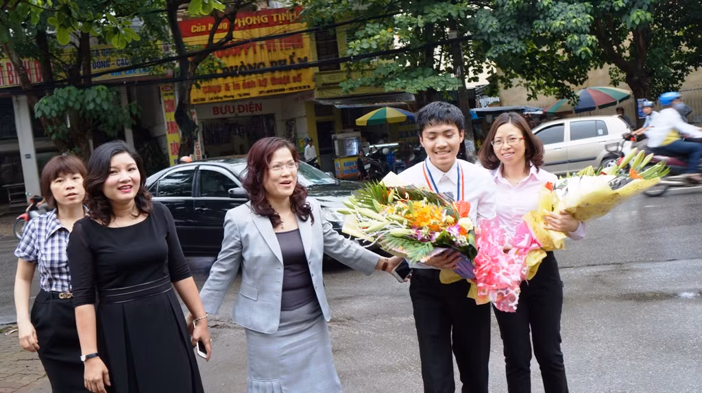 Thời gian rảnh, Ngọc Khánh đọc sách và đá bóng. Tuy theo môn chuyên khối tự nhiên nhưng Khánh thích đọc sách xã hội và kỹ năng sống. Trở về sau cuộc thi Olympic Vật lý châu Á, dự định của Ngọc Khánh là trau dồi tiếng Anh để thực hiện ước mơ du học. Tuy đạt huy chương vàng nhưng chàng trai vẫn mong muốn kết quả tốt hơn: “Em không hoàn toàn thỏa mãn, vẫn có một số sai sót mà đáng ra có thể tránh được”.