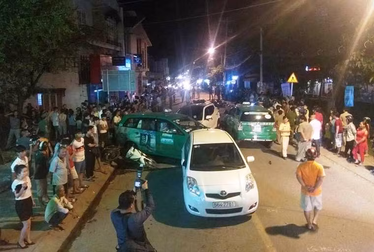 Đến hơn 0h rạng sáng nay (23/7), Công an quận 12 phối hợp với các đơn vị nghiệp vụ Công an TP HCM vẫn đang phong tỏa, khám nghiệm hiện trường vụ TNGT đặc biệt nghiêm trọng 13 xe đâm nhau xảy ra trên địa bàn phường Thạnh Lộc, quận 12, TP HCM.