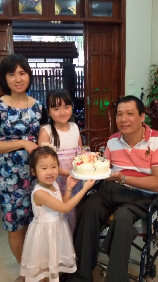 Xuc dong hanh trinh lam cha tren chiec xe lan