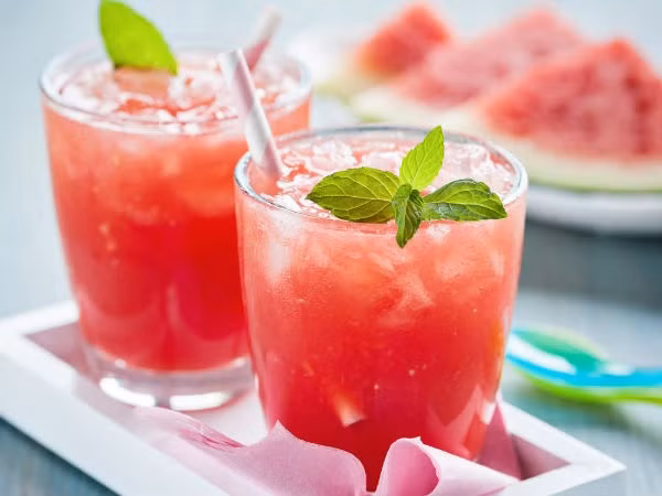 Cắt dưa hấu thành những miếng nhỏ, xay nhuyễn, ép lấy nước cốt. Sau đó, pha với nước lọc và đường theo tỉ lệ 1:1:0,5. Uống sau mỗi bữa ăn hàng ngày. 