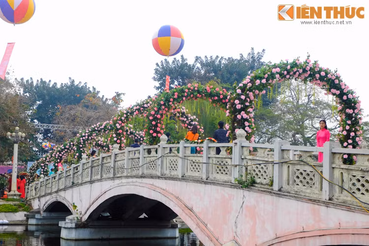 Sáng 3/3, Lễ hội hoa hồng Bulgaria chính thức khai mạc tại Đảo Thống Nhất - Công viên Thống Nhất, Hà Nội. Theo thông báo của ban tổ chức, lễ hội hoa khai mạc vào 9h30 sáng, nhưng theo ghi nhận của PV Kiến Thức, từ 8h sáng, đã có hàng trăm người dân tập trung ở khu vực cổng Công viên Thống Nhất trên đường Lê Duẩn để chờ mua vé vào xem hội hoa.