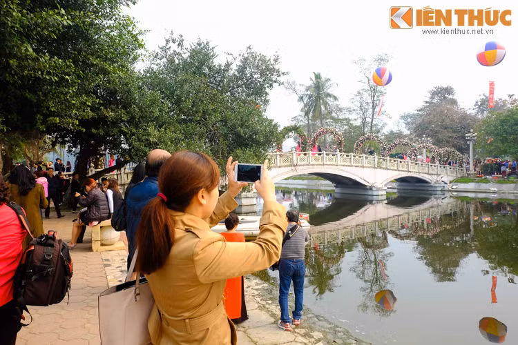 Bị thu hút bởi những thông tin hấp dẫn về quy mô và các hạng mục hoành tráng của chương trình Lễ hội hoa hồng Bulgaria ở công viên Thống Nhất nên dễ hiểu vì sao, nhiều người dân, bạn trẻ lại háo hức đến địa điểm tổ chức sớm như vậy. Nhưng việc thông báo chưa đầy đủ về thời gian đón tiếp đối với khách mua vé của BTC đã "vô tình" dẫn đến sự cố này.