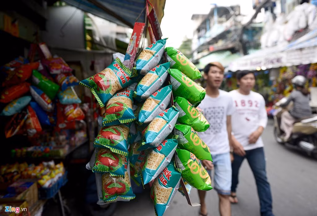 Các hộ kinh doanh chiếm vỉa hè. Các quán ăn, cửa hàng tạp hóa cũng tận dụng hết vỉa hè, lòng đường để bán hàng.