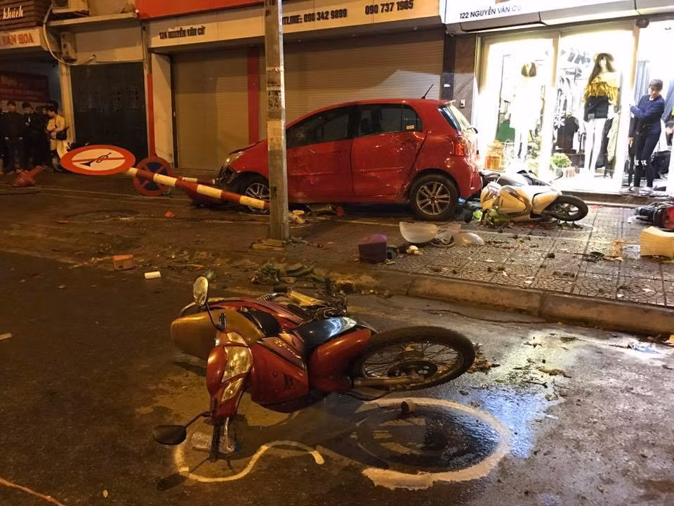 Liên quan vụ ô tô điên trên phố Nguyễn Văn Cừ, Hà Nội, thông tin ban đầu cho biết, vào khoảng 20h ngày 7/3, chiếc ô tô Yaris màu đỏ BKS 29A-880.91 lưu thông trên đường Nguyễn Văn Cừ theo hướng Hà Nội - Cầu Chui bất ngờ mất lái, đâm vào một người đỗ xe máy trên vỉa hè. Ảnh nhiều xe máy bị húc văng, nằm ngổn ngang.