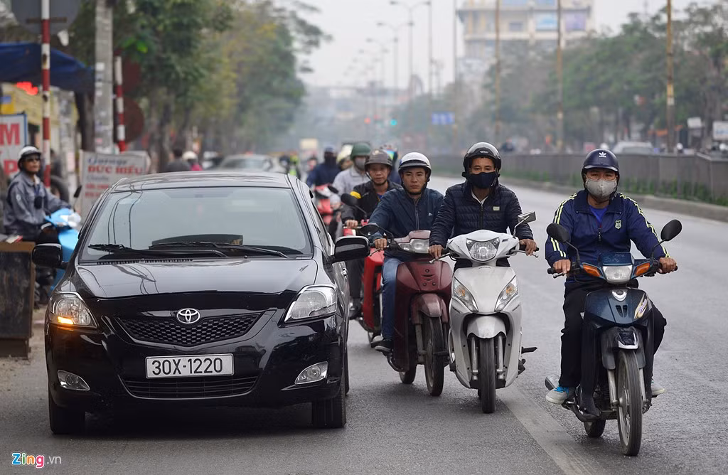 Thậm chí có đoạn, khi ôtô đang đỗ, người đi xe máy trên đường Nguyễn Văn Linh Hải Phòng vẫn cố gắng đi đúng hoặc áp sát phần đường quy định.
