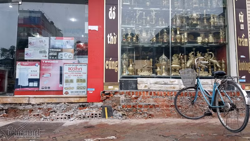 Sự khác nhau về bậc cửa giữa 2 nhà do nhà xây trước và xây sau khi làm đường.