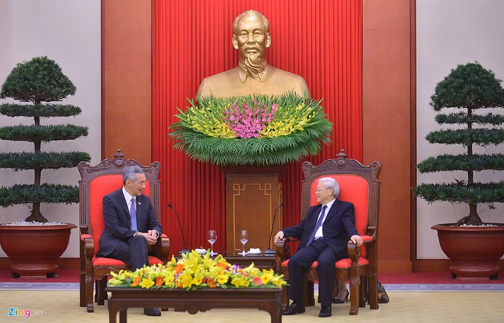 Thu tuong Nguyen Xuan Phuc tang tranh gao cho Thu tuong Singapore-Hinh-2