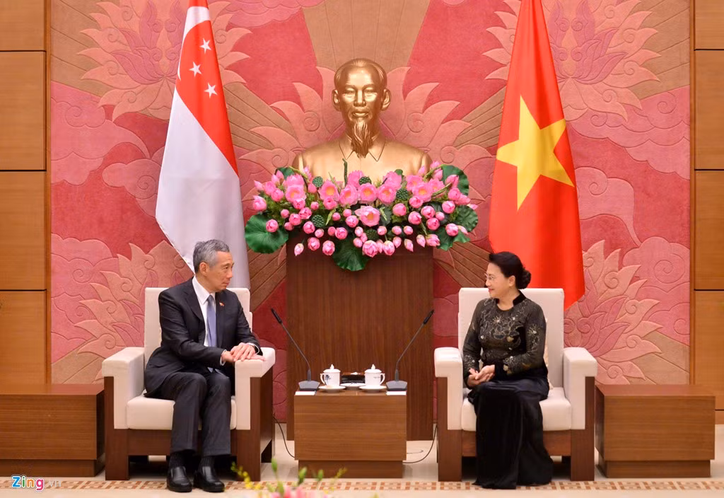 Trước đó, người đứng đầu chính phủ Singapore gặp Chủ tịch Quốc hội Nguyễn Thị Kim Ngân tại nhà Quốc hội. Singapore đang tích cực hỗ trợ Việt Nam xây dựng chương trình nghị sự chuẩn bị cho APEC 2017.