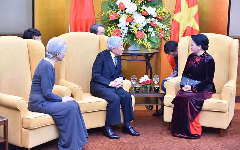 Chiều ngày 1/3, Chủ tịch Quốc hội Nguyễn Thị Kim Ngân đã hội kiến với Nhà vua và Hoàng hậu Nhật Bản tại phủ chủ tịch. Tại buổi hội kiến, Chủ tịch Quốc hội Nguyễn Thị Kim Ngân và Nhà vua Nhật Bản bày tỏ vui mừng trước quan hệ hợp tác hữu nghị Việt Nam - Nhật Bản. Ảnh: VGP/Nhật Bắc.