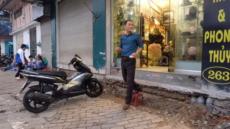 Chủ một cửa hàng kinh doanh đồ phong thủy trên phố Xã Đàn tâm sự: "Biết làm sao được, phải đặt ghế để bước lên, bước xuống. Tạm thời đây là giải pháp tình thế trước mắt".