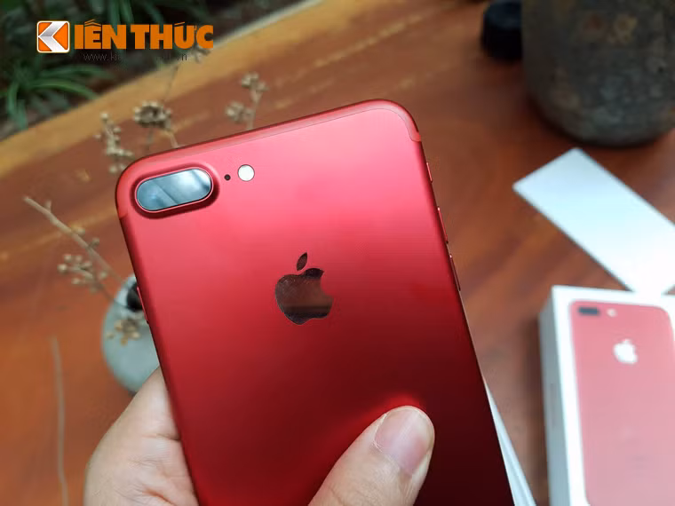 iPhone 7 Plus được trang bị hệ thống camera kép, hỗ trợ zoom quang học và chụp ảnh xóa phông.