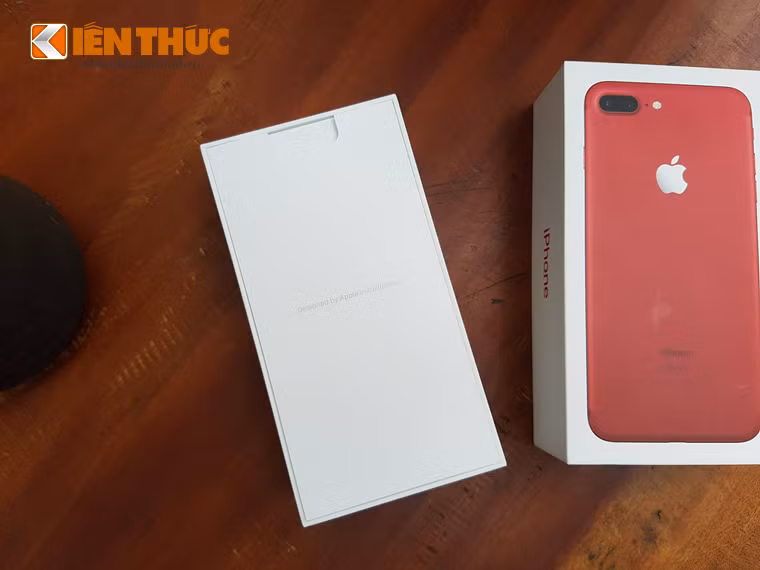 Người dùng đã có thể đặt mua bộ đôi iPhone 7 và 7 Plus màu đỏ từ ngày 24/3.
