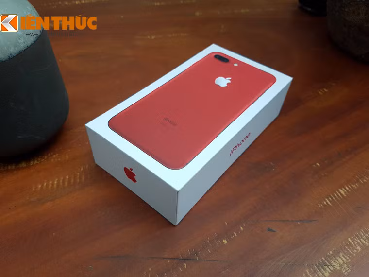 Ngoài nóng tìm mua chiếc điện thoại có màu sắc cực "độc" này, nhiều tín đồ công nghệ trong thời gian chờ đợi chiếc iPhone màu đỏ về Việt Nam đã tìm cách thay đổi vỏ chiếc iPhone 6, 6 Plus sang màu đỏ với mức chi phí từ 1-1,2 triệu đồng/máy.