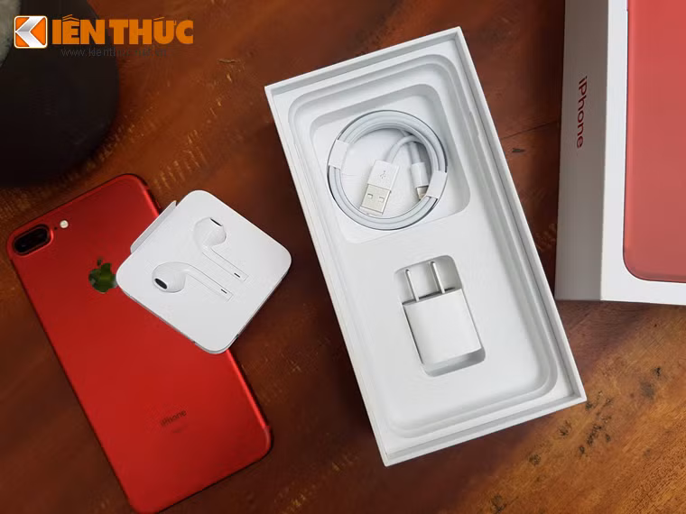 Phụ kiện đi kèm với sạc, cáp, tai nghe, cổng chuyển đổi Lightning ra giắc âm thanh 3,5 mm và sách hướng dẫn.