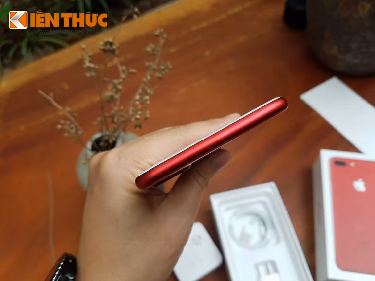 So với các phiên bản khác của dòng iPhone, giá iPhone 7 Plus khá cao, từ 25 triệu đồng cho bản 128GB.