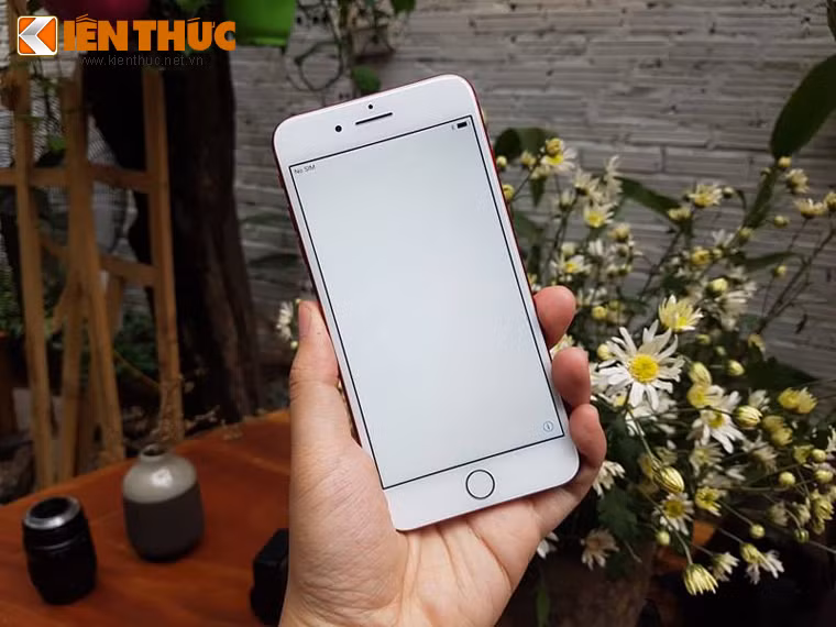 Theo Apple, trong đợt đầu ra mắt sản phẩm "độc" này sẽ chỉ có model màn hình 5,5 inch. Mặt trước của iPhone 7 Plus có màu trắng, thay vì màu đen như nhiều đồn đoán và mong đợi trước đó. Viền của nút Home có màu bạc, thay vì cùng màu với vỏ máy như các màu sắc khác.