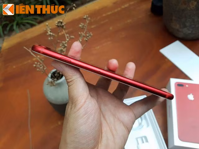 Khay sim của điện thoại cũng được làm màu đỏ, thiết kế chống nước.