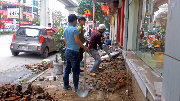 Một hộ dân khác đã tự thuê thợ phá dỡ phần công trình lấn chiếm vỉa hè.