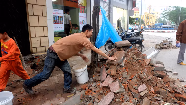 Gạch đá, vôi vữa được "tập kết" dưới lòng đường.