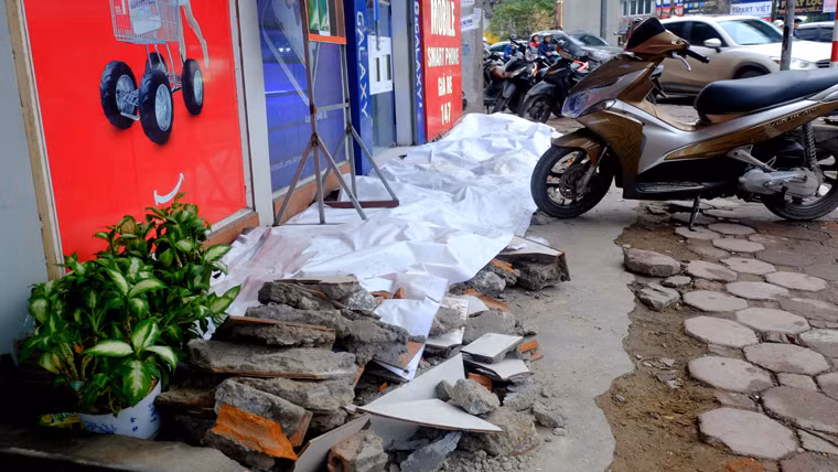 Khu vực Yên Lãng - ngã tư giao cắt với đường Thái Hà cũng ngổn ngang gạch đá vừa bị phá dỡ. Một cửa hàng đã dùng bạt phủ lên gạch đá để mặt tiền cửa hàng sạch sẽ hơn.