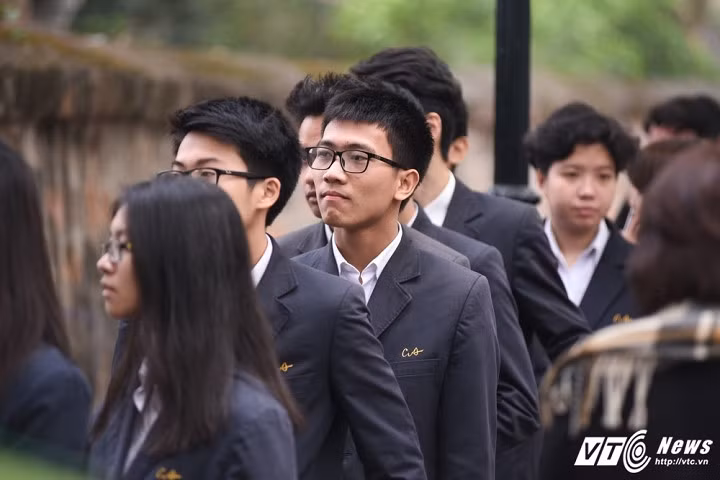 Các học sinh, sinh viên Việt Nam có mặt rất sớm trước khi Nhà vua Nhật Bản và Hoàng hậu đến Văn Miếu.