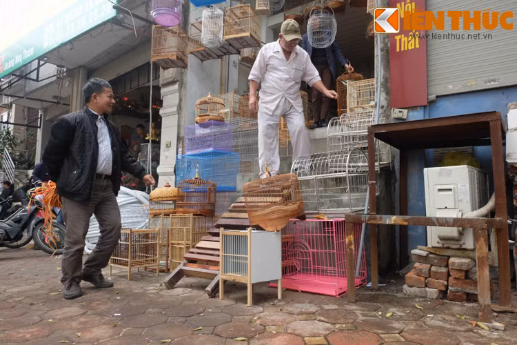 Anh chia sẻ: "Từ khi đập bỏ các bậc thềm trước quán, việc kinh doanh bị ảnh hưởng rất nhiều. Có những khách nhìn thấy phải leo lên cao mới xem được hàng thì quay xe đi luôn. Hầu như cửa hàng chỉ bán được cho khách quen". Ảnh một cụ già gặp khó khăn trong việc leo lên cửa hàng và phải nhờ đến sự giúp đỡ của người khác.