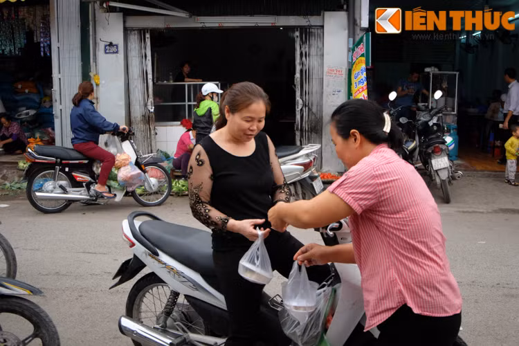 Khắp các con phố tỏa ra mùi hương đặc trưng riêng của những nồi bánh nghi ngút khói. Người nặn bánh, người luộc, người nấu chè... tạo nên một không khí ấm cúng trong thời tiết se lạnh ở Hà Nội.