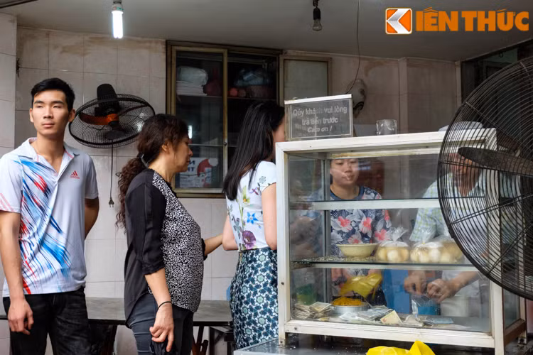 Bánh trôi, bánh chay ở cửa hàng này có giá khoảng 15.000 đồng/cốc và khách phải thanh toán tiền trước khi mua bánh. Cửa hàng chỉ bán bánh nóng chứ không bán bột sống như nhiều nơi khác.