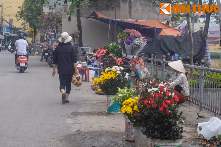 Các hàng hoa, xe chở hoa cũng có nhiều loài hoa hơn để bán cho người dân trong ngày Tết Hàn thực.