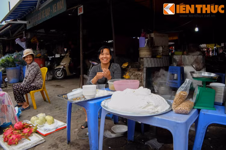Nụ cười tươi tắn mời khách mua hàng của một chủ quán bánh trôi trên phố.