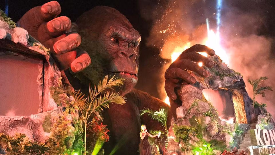 Trước ý tưởng dựng tượng rùa vàng, đề xuất dựng mô hình 3D King Kong tại Hồ Gươm cũng vấp phải làn sóng phản đối dữ dội. Nhằm tận dụng sức ảnh hưởng dự án phim Kong: Skull Island, Bộ Văn hóa, Thể thao và Du lịch đã gửi văn bản đề nghị UBND Hà Nội tạo điều kiện dựng phối cảnh 3D bộ phim Kong: Skull Island tại một điểm nổi bật trên phố đi bộ quanh Hồ Gươm. Khu vực Tượng đài Cảm tử cho Tổ quốc quyết sinh (phố Đinh Tiên Hoàng, quận Hoàn Kiếm) được đề xuất là địa điểm đặt mô hình. Ảnh: Mô hình khỉ Kong (nguồn: Eva).