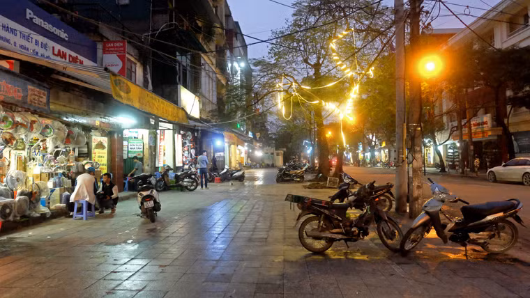 Hà Nội tiếp tục ra quân xử lý vi phạm lấn chiếm vỉa hè tại nhiều khu phố. Tại phố Nguyễn Lương Bằng, Hoàng Hoa Thám, Tây Sơn, Láng Hạ... nhiều vỉa hè đã được trả lại cho người đi bộ, các công trình lấn chiếm như bậc tam cấp, bậc thềm xây trái quy định đều bị phá bỏ. Khảo sát tại các phố "nóng" về hàng quán kinh doanh lấn chiếm vỉa hè trong những ngày này, nhiều khu phố thoáng đãng, vỉa hè rộng rãi bất ngờ.