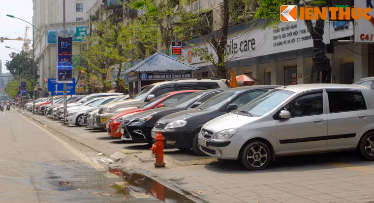 Tuy giá trông giữ xe tăng cao nhưng nhiều nơi trông giữ xe tại những tuyến phố trung tâm đều chật kín xe sau khi các lực lượng chức năng chấn chỉnh trật tự đô thị. Hàng dài xe gửi trên đường Giảng Võ (Ba Đình, Hà Nội).