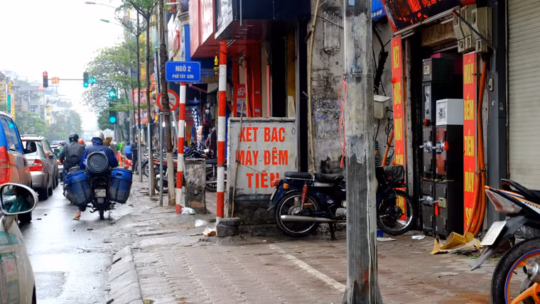 Vỉa hè dày đặc bốt điện, cột, xe, tủ viễn thông... gây mất mỹ quan đô thị.