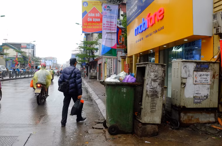 Người đi bộ liên tục né “bom điện” dày đặc trên vỉa hè Hà Nội - Hình 2 Nguoi di bo lien tuc ne “bom dien” day dac tren via he Ha Noi-Hinh-2