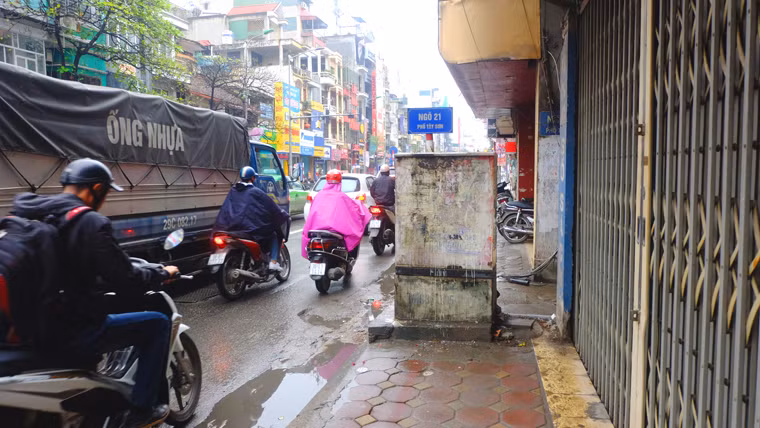 Nhiều vỉa hè trên phố Tây Sơn (Hà Nội) chỉ còn một lối rất nhỏ được chừa lại dành cho người đi bộ.
