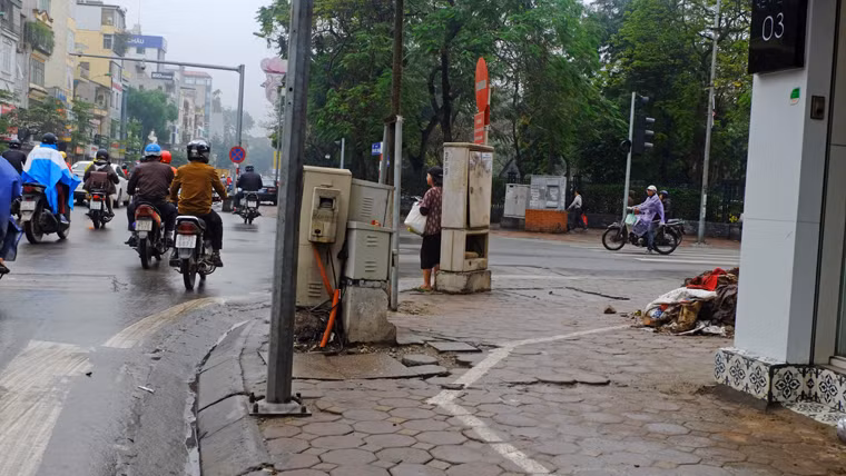 Người đi bộ liên tục né “bom điện” dày đặc trên vỉa hè Hà Nội Nguoi di bo lien tuc ne “bom dien” day dac tren via he Ha Noi