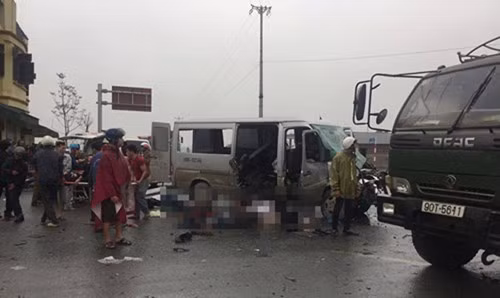 Liên quan đến vụ xe khách tông xe tải tại Hà Nam, thông tin ban đầu cho hay, vào khoảng 8h40 ngày 16/3, tại ngã 5 đường đi Bút Sơn, thuộc đoạn đường tránh thành phố Phủ Lý, thuộc địa bàn xã Thanh Sơn, huyện Kim Bảng, tỉnh Hà Nam đã xảy ra một vụ tai nạn cực kỳ nghiêm trọng giữa xe tải mang BKS 89C-110.02 và xe chở khách 16 chỗ BKS 29B-177.04.