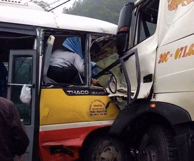 Cú đâm mạnh khiến đầu hai xe nát bét, hai đầu xe dính chặt vào nhau, sau đó cả hai xe lao vào ven đường. Sau va chạm, một hành khách đã tử vong tại chỗ, tài xế lái xe cùng nhiều người khác bị thương nặng. Ảnh: Otofun.