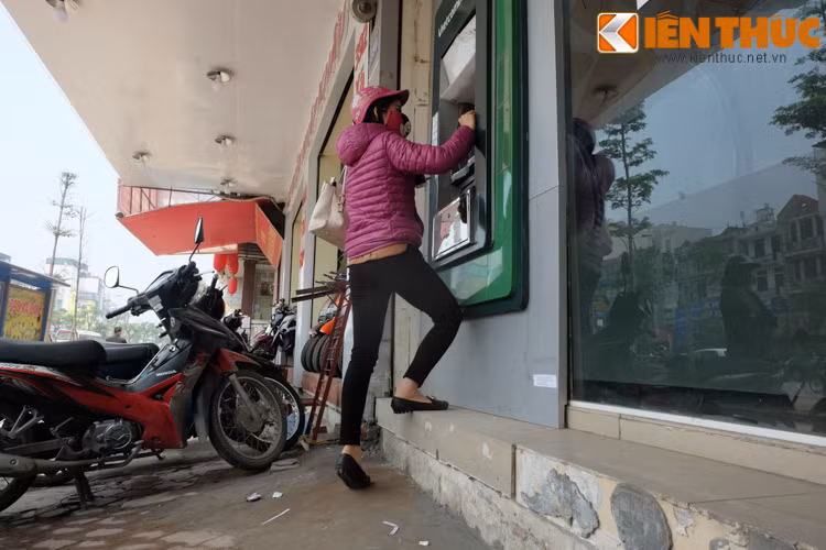 Những cây ATM trên vỉa hè bỗng dưng "cao kều" làm khó nhiều chị em khi đi rút tiền.