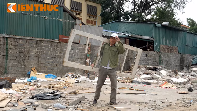Một người đàn ông (nhà ở khu vực cầu Bươu - Hà Nội) cho biết: "Tôi thấy nhiều món tận dụng được nên đến lấy, ví dụ như gỗ, khung cửa".