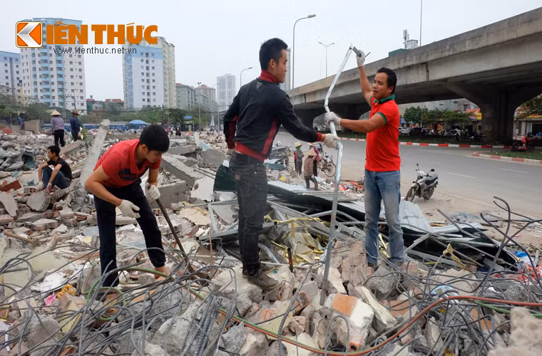 Hàng chục người dân, người thu gom đồng nát đã kéo đến đây để lấy sắt vụn, gạch đá, các thanh gỗ, chai nhựa... trong đống đổ nát.