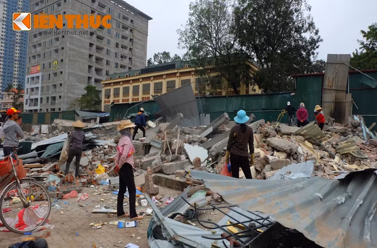 Đến chiều muộn, những người đi thu gom đồng nát kéo đến khu vực này để tìm kiếm những món đồ còn sót lại ngày càng đông.